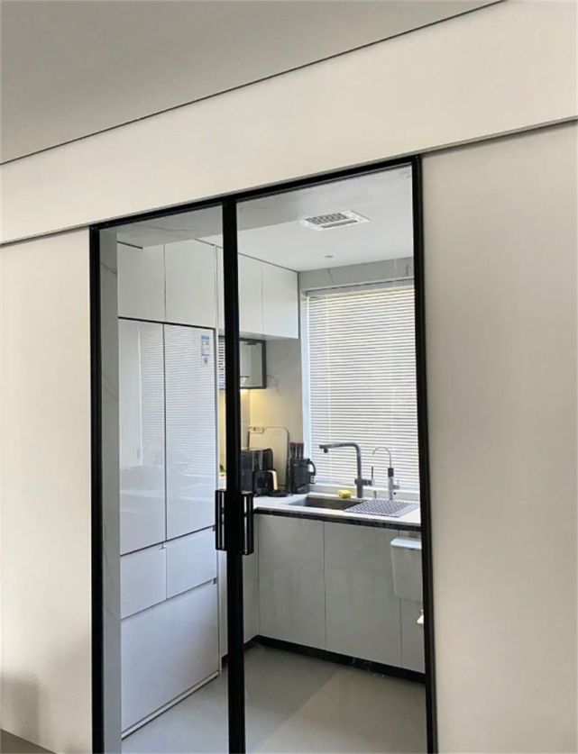 厨房装地轨推拉门好,还是装吊轨推拉门好?看看你选对了吗