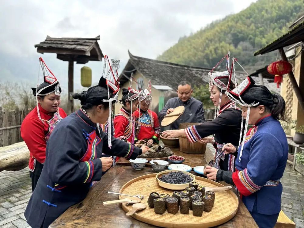 畲族乌米饭制作过程图片