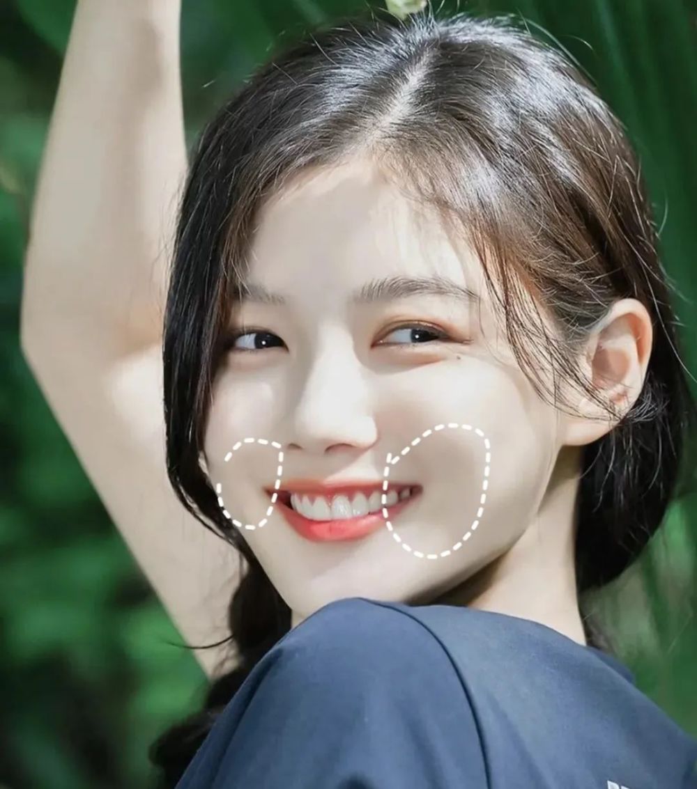 所以针对笑容容易局促,假笑感明显的姐妹,改用嘴角处的口轮匝肌发力