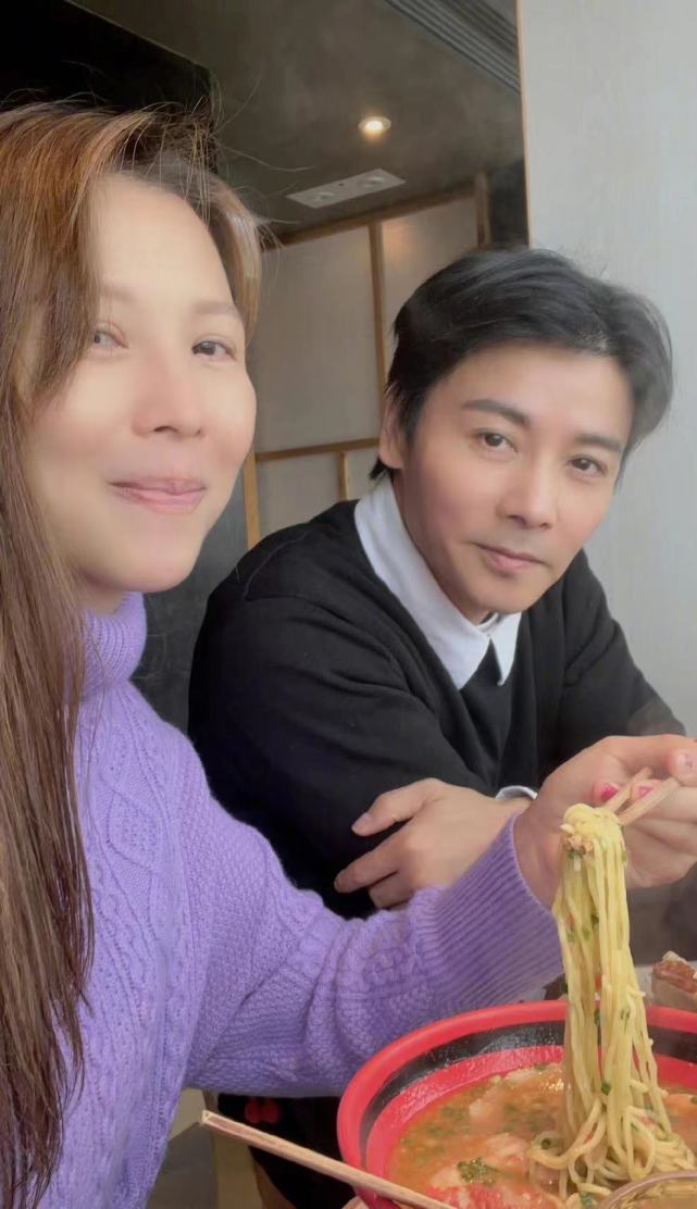 蔡少芬庆祝和张晋结婚15周年,好友陈法蓉送祝福,被称"第三者"