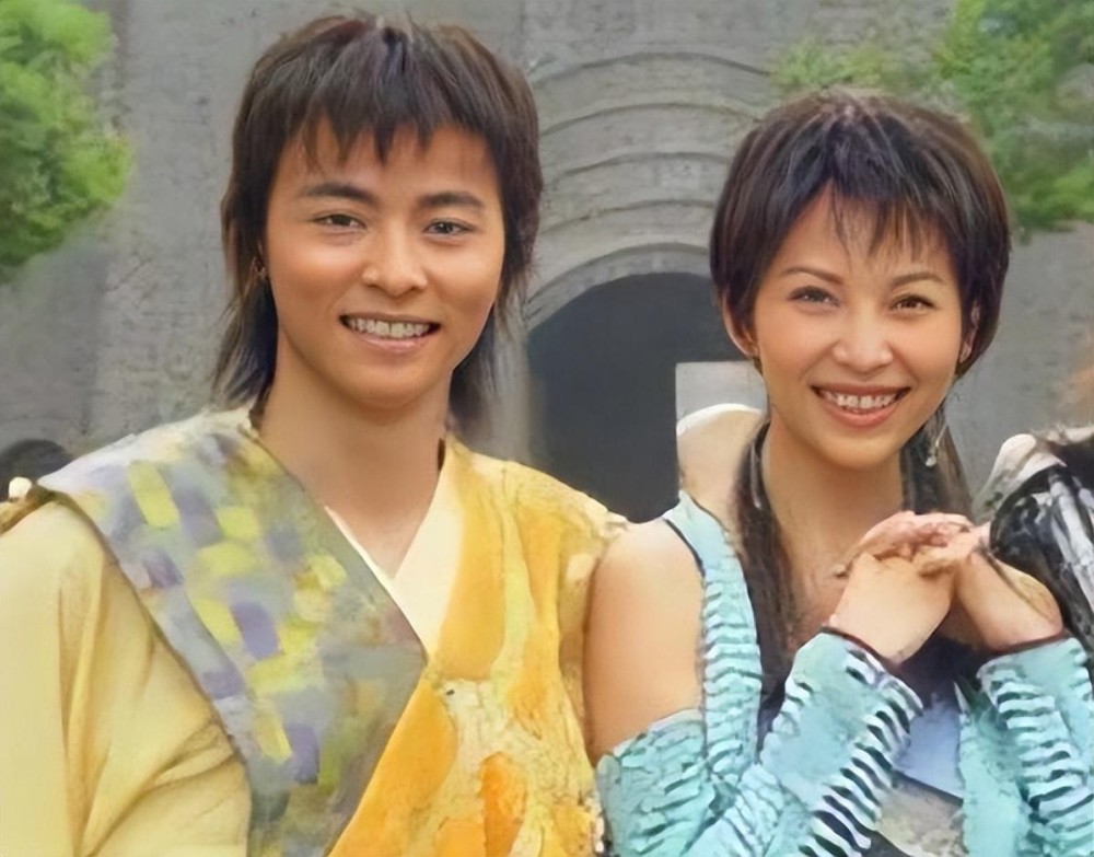 结婚15年也这么甜49岁蔡少芬晒和张晋合照庆祝结婚纪念日撒娇甜喊我