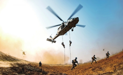 新年开训号角响空中炼就本领强