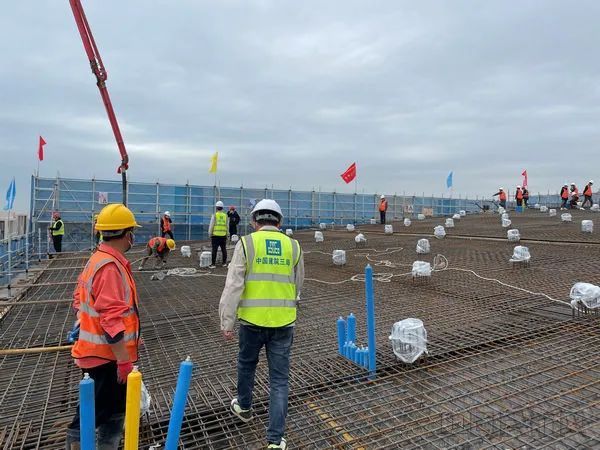 厦门翔安机场航站楼指廊首块屋面板浇筑成功