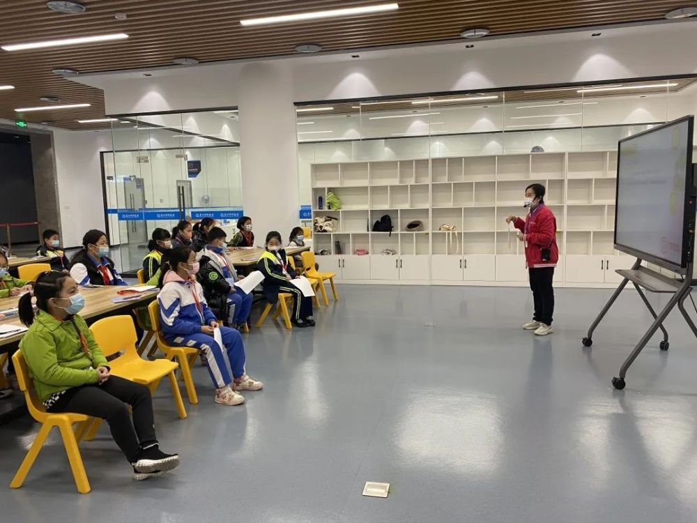 体验有趣实验，探索科学原理——小记者走进泉州市科技馆科普课堂