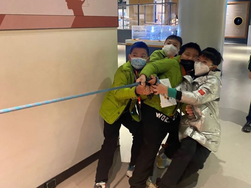 体验有趣实验，探索科学原理——小记者走进泉州市科技馆科普课堂1