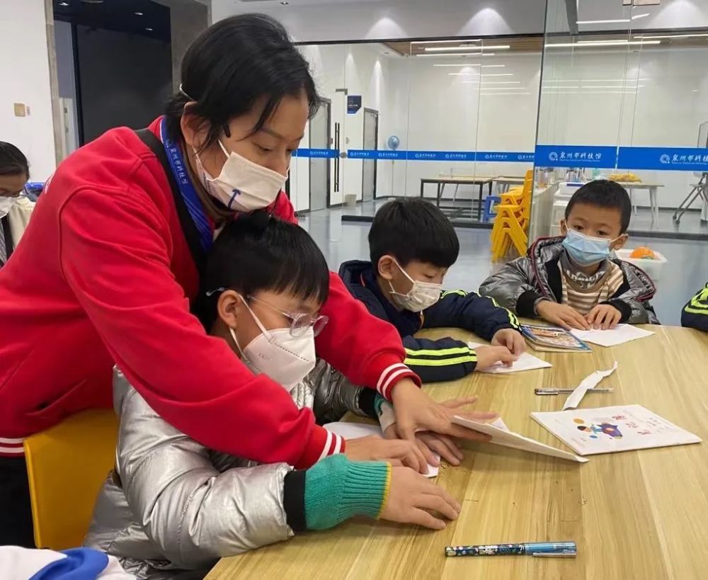 体验有趣实验，探索科学原理——小记者走进泉州市科技馆科普课堂3