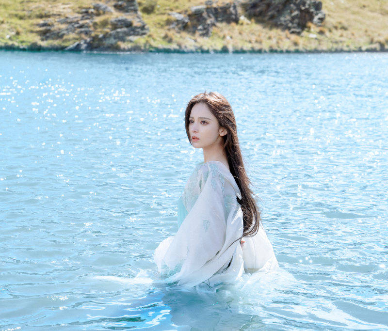 梅开三度古力娜扎一身红衣cos攻城掠地貂蝉这就是董卓的快乐