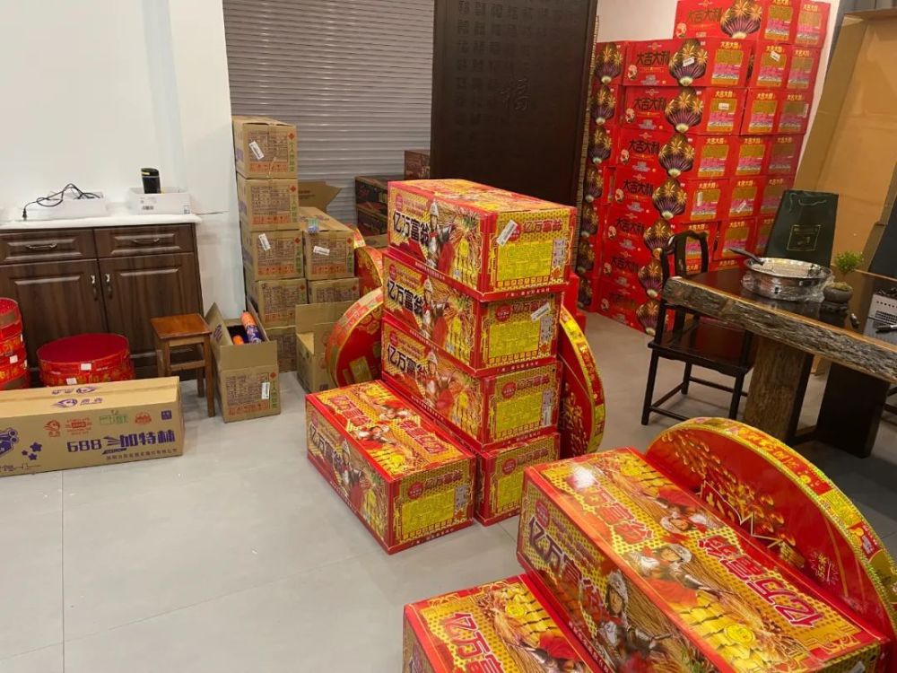 共查获"十全十美""大吉大利""亿万富翁"等多个品种烟花爆竹190余箱