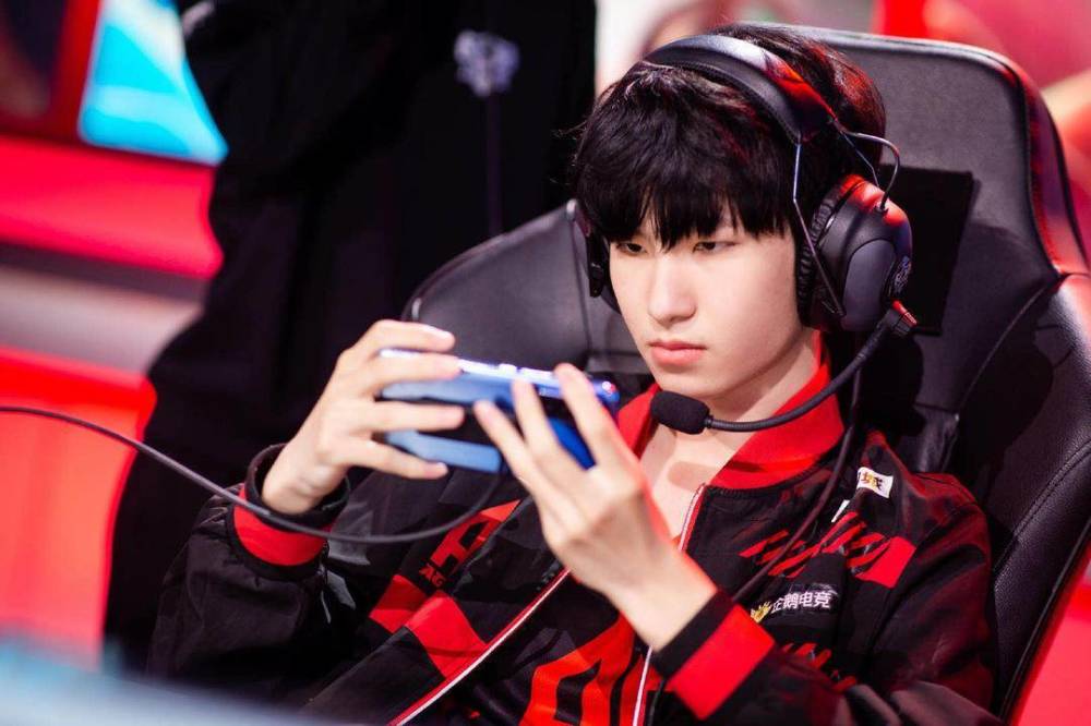 对话|成都ag超玩会一诺:新的一年加油取得更好的成绩_腾讯新闻