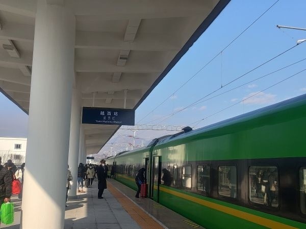 去年8月底,我是坐着班车,绕着山路花了3个多小时到的越西,当时只觉舟