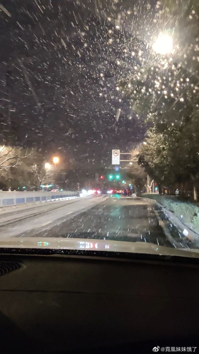 庄里下雪啦!推开窗雪扑面的那种