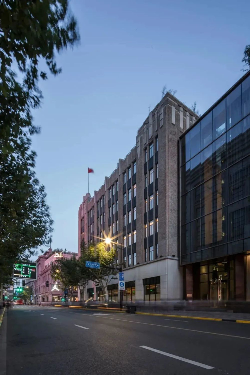 明显的装饰艺术风格特征,且与上海电力公司大楼的电力事业主题相契合