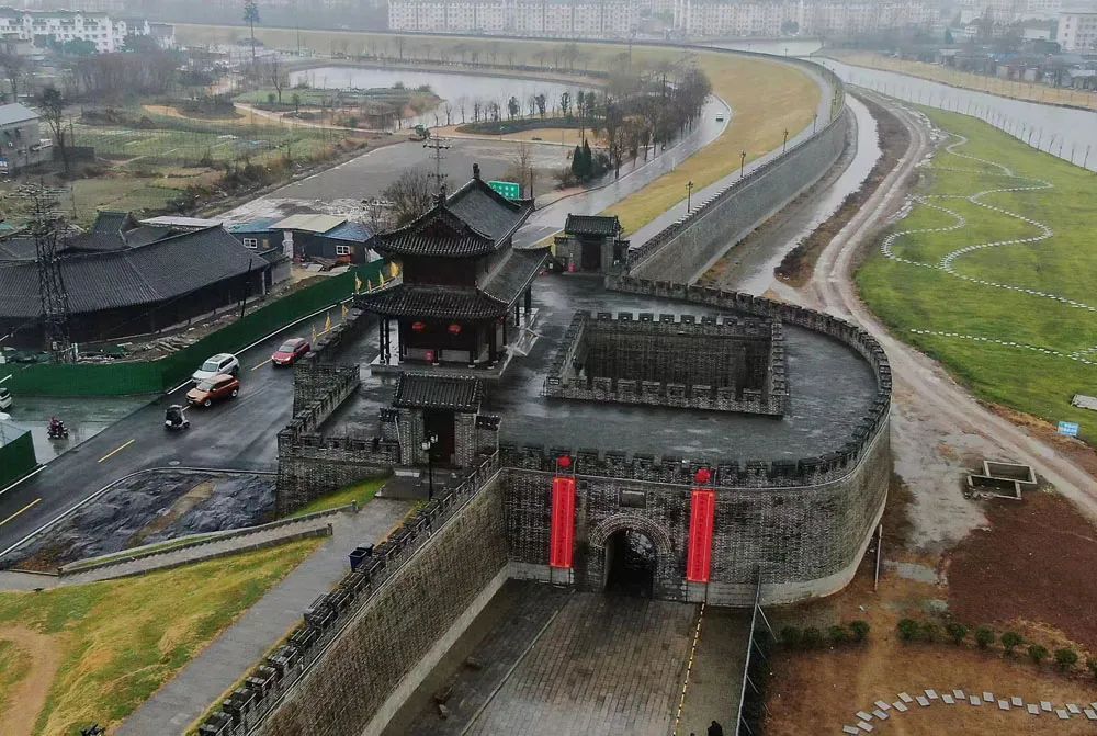 风雪未可阻挡今天1月14上午淮南寿州古城四门同挂春联迎新年