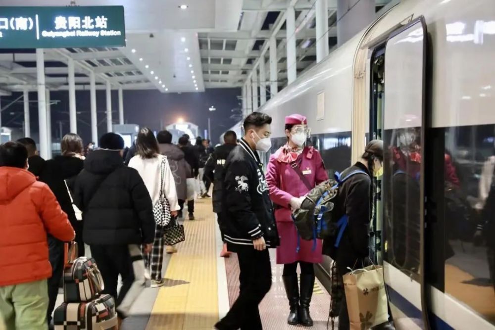 1月13日22点05分,由贵阳北站开往上海虹桥站的g4944次列车准时发车,这