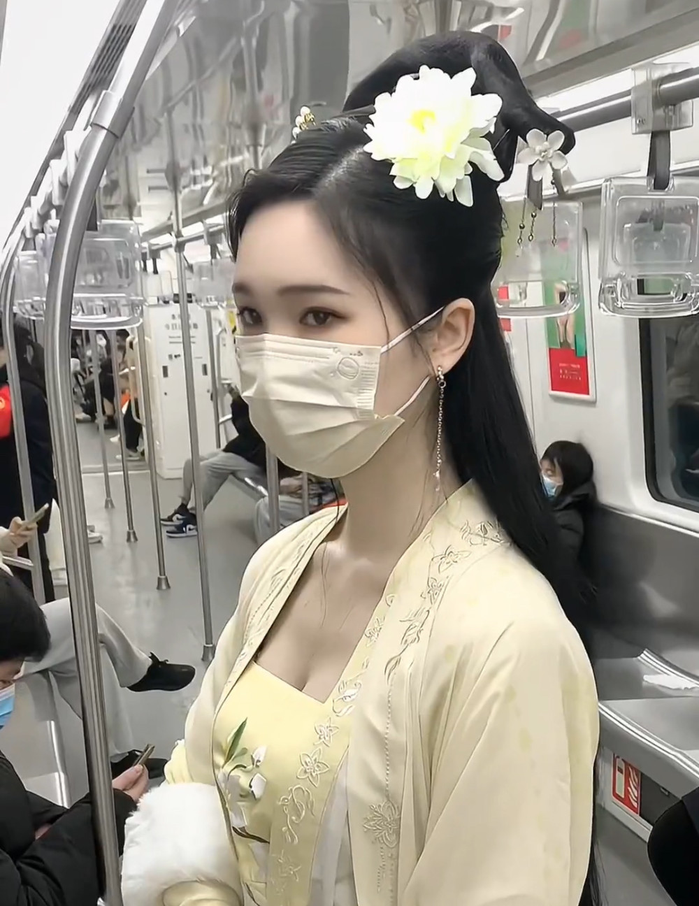 女子穿汉服乘坐地铁,气质优雅宛如仙女下凡,其颜值让众人沦陷!