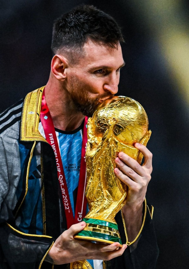 梅西再晒亲吻大力神杯瞬间,5届世界杯35岁终圆梦沉醉不知归路_腾讯