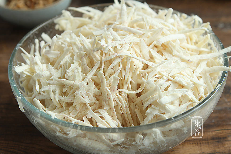 香菇提前浸泡好,切成小粒加入其中,放入生抽,再倒入少量淀粉或木薯粉