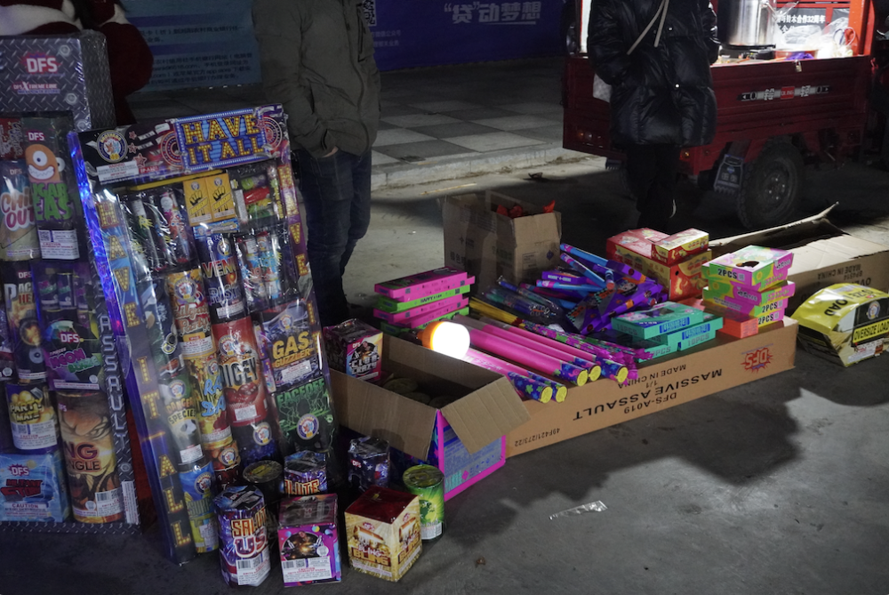 浏阳烟花工厂爆单:胶水未干直接发走,经销商蹲守车间抢货