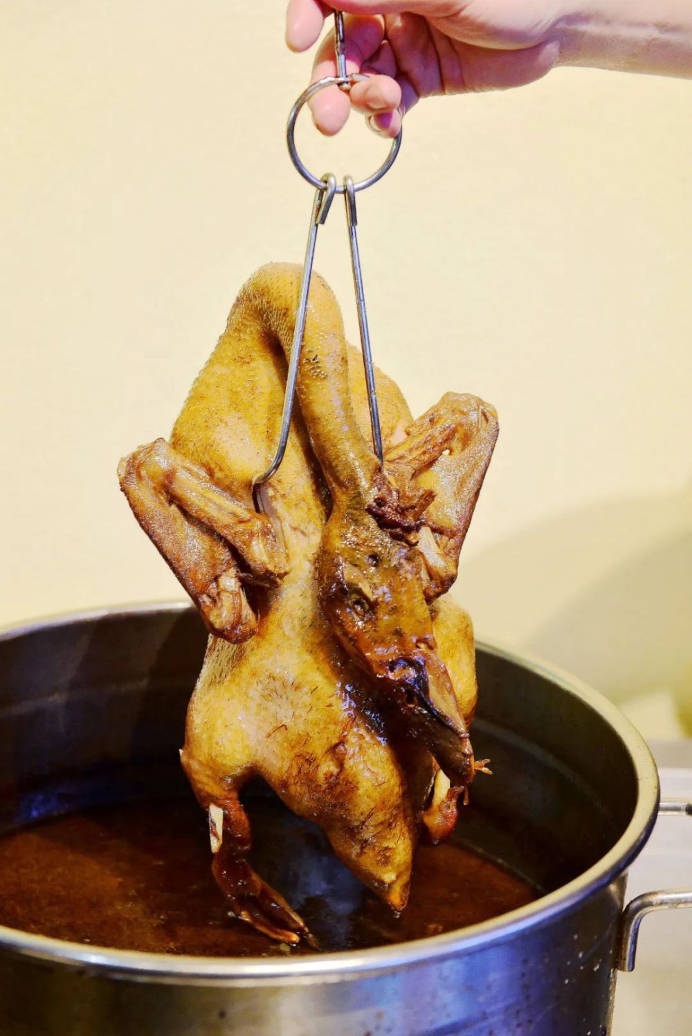 卤水鸭肉质结实,有嚼劲卤水需没过鸭身,大约煮1个小时,实际时长要根据