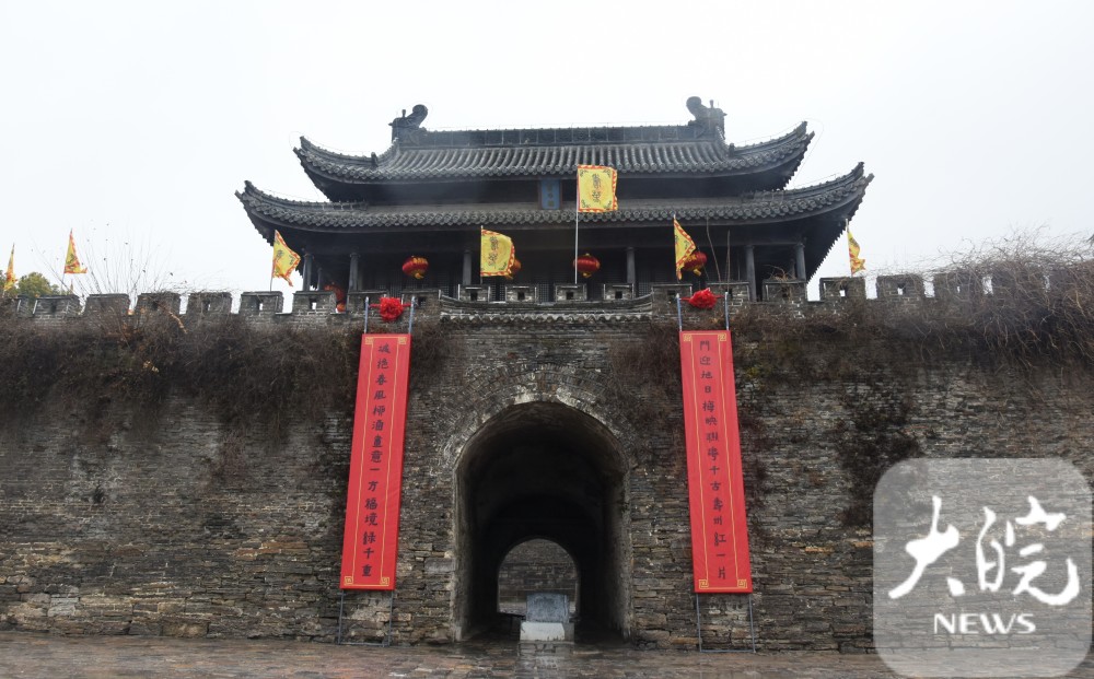 新春走基层|寿县古城门城墙上挂起巨幅春联 年味越来越浓