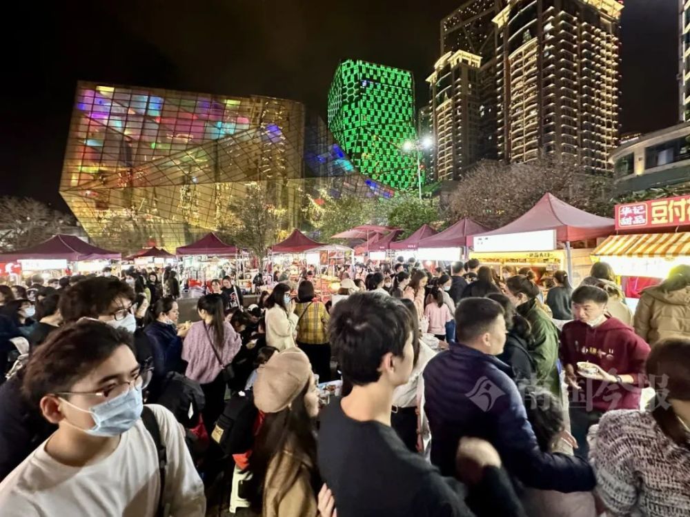 柳州风情港便民夜市火爆,网友:浓浓烟火气回来了!_腾讯新闻