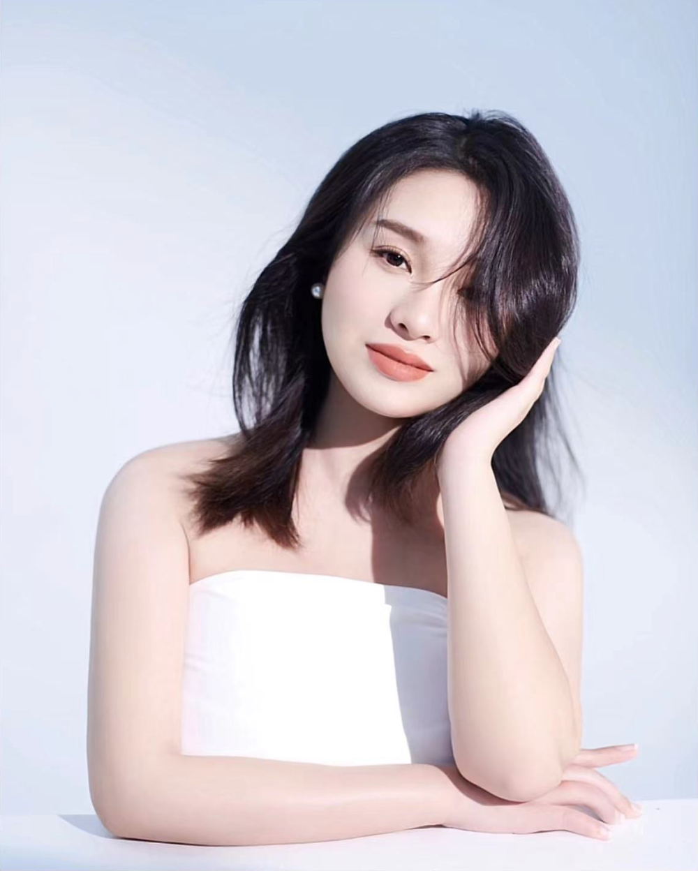 巨兴茂小15岁娇妻生产在即晒孕妇照秀好身材手托孕肚笑容幸福