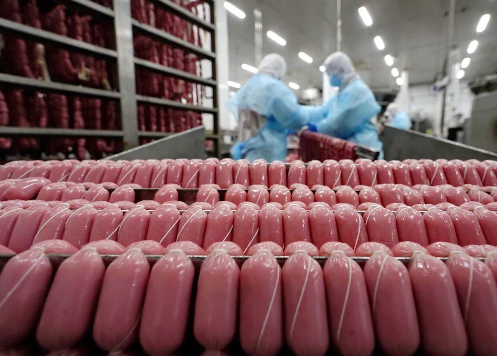 1月12日,工人在玉田县一家火腿肠企业的生产车间工作.