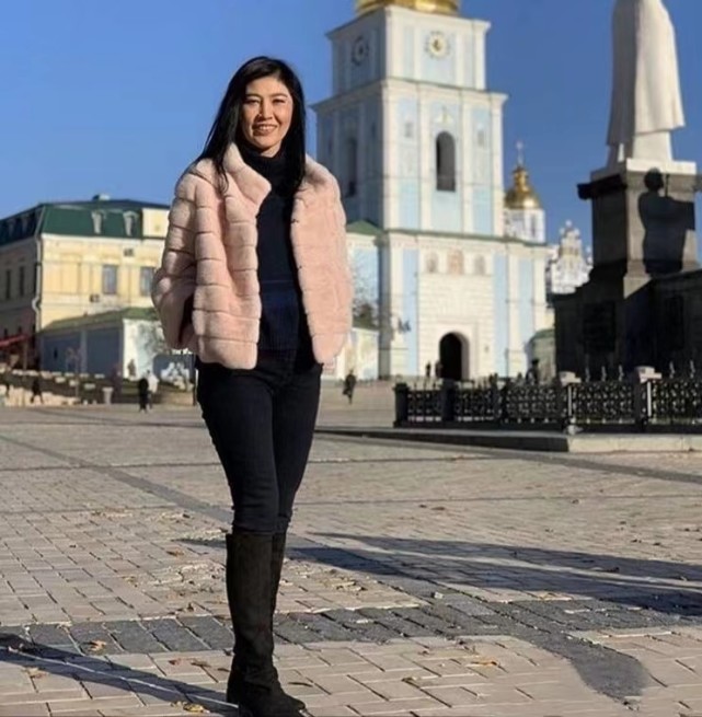 55岁英拉发福也时髦穿套装盘长发戴珠宝真贵气妈妈们照穿好绝