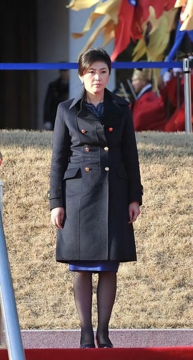 55岁英拉发福也时髦穿套装盘长发戴珠宝真贵气妈妈们照穿好绝