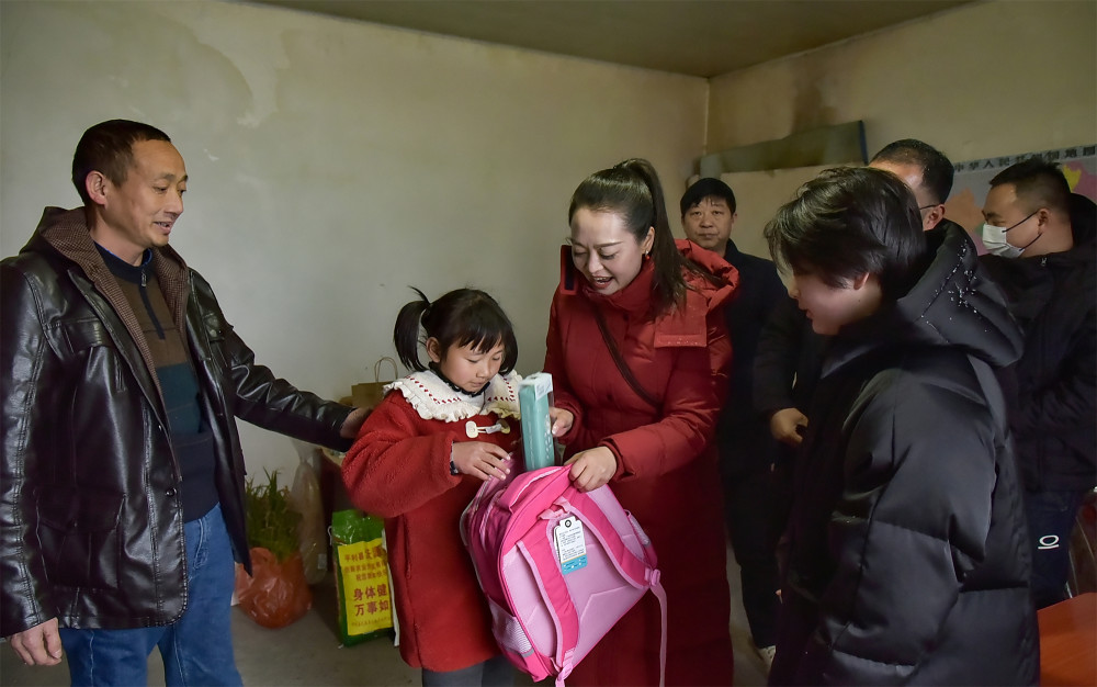 安康平利女企业家谭晓梅小年访困慰问暖农家