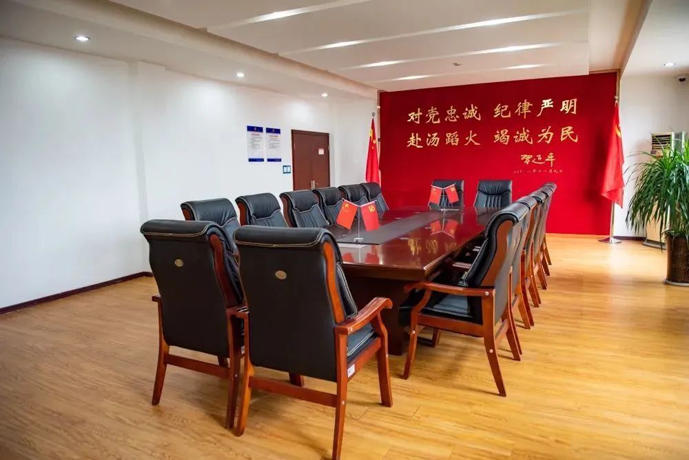 以正规化达标创建为契机,认真抓好党(团)员活动室,支部会议室,党务