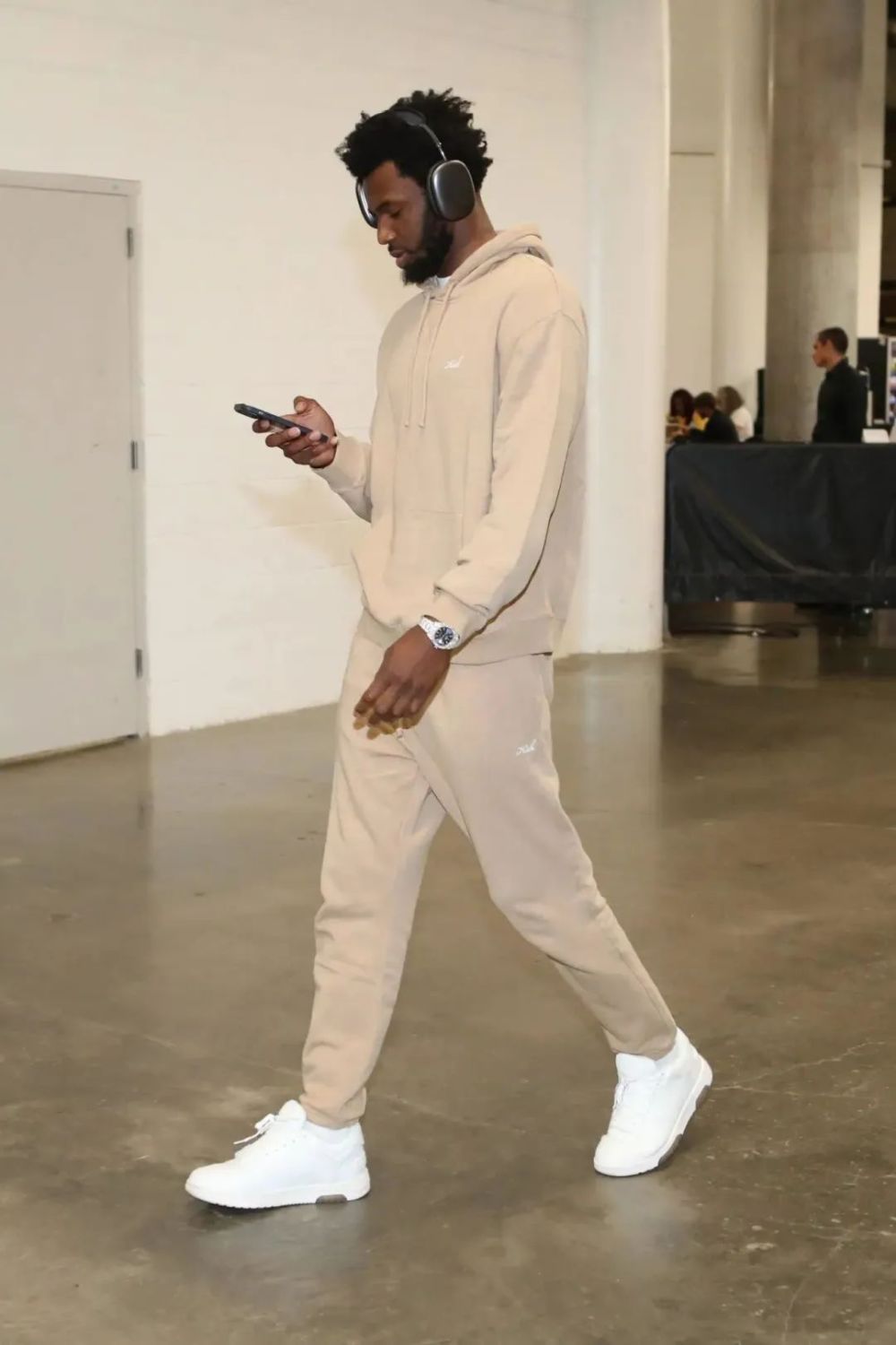 金州养生曼巴--维金斯嘴哥的穿搭就像他平日里的为人低调亲切内敛最爱