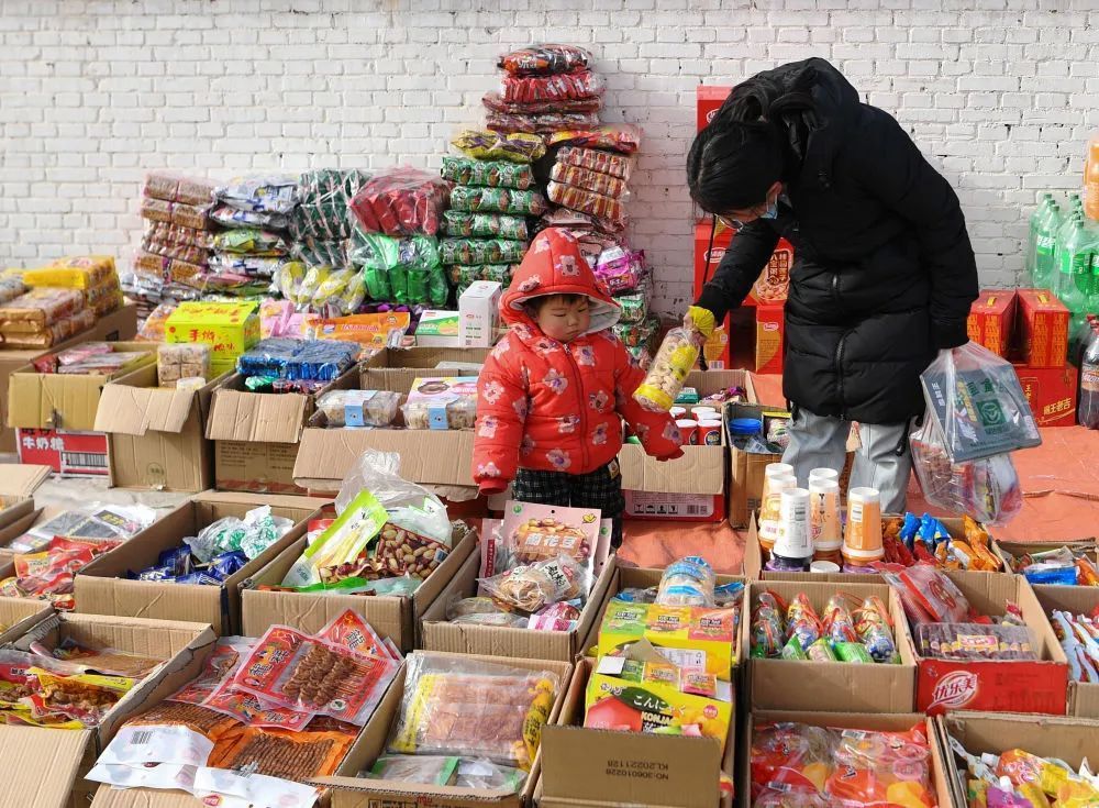 當日是農曆小年,陝西省延安市寶塔區青化砭鎮的年貨大集熱鬧非凡,眾多