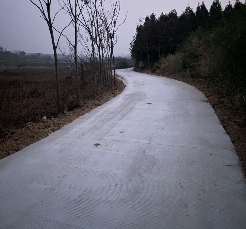 他们破难题解障碍村里的泥水路换成了水泥路