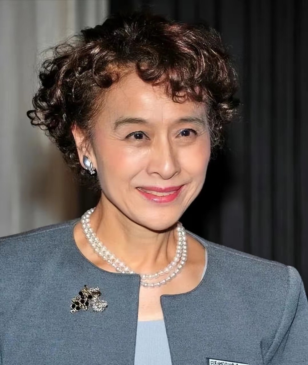 被栗原小卷老年状态惊艳:戴丝巾烫卷发,身材干瘦满脸皱纹也好美_腾讯