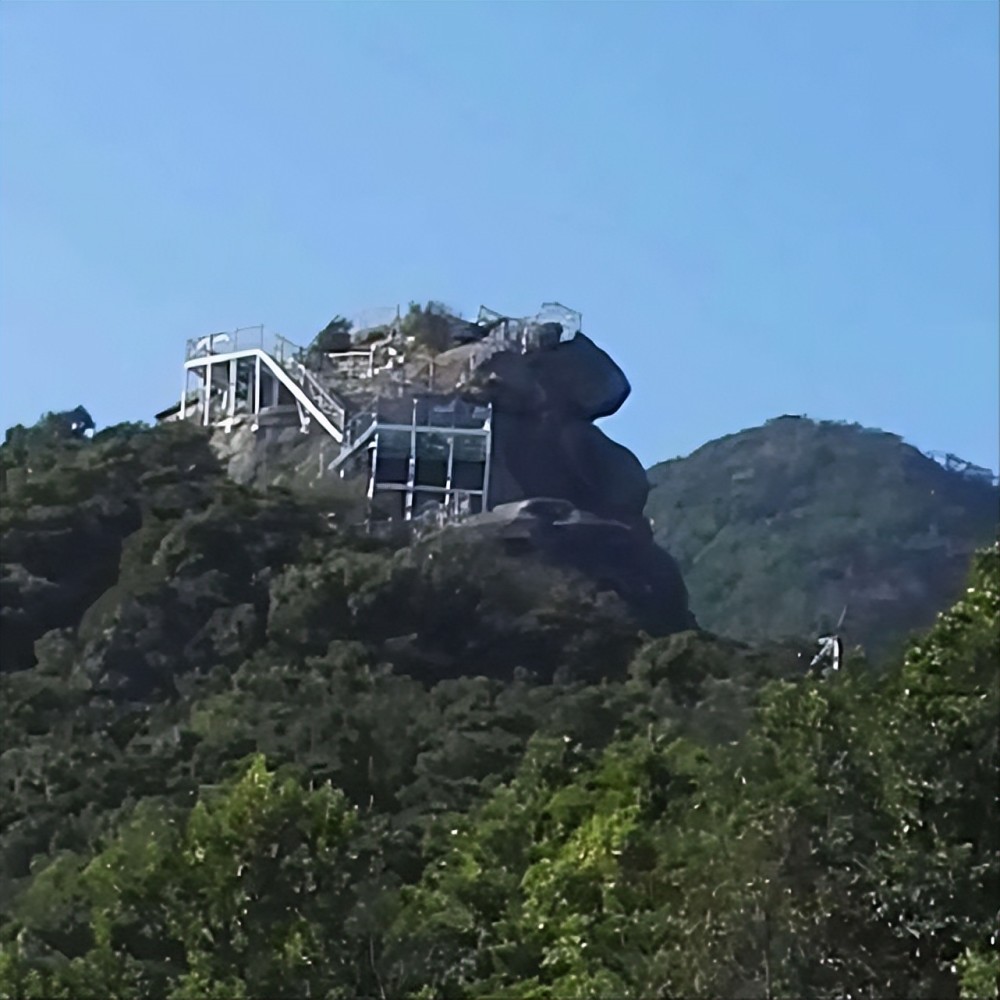 下山途中,又上了獅子峰,為一巨大的石壁,上刻