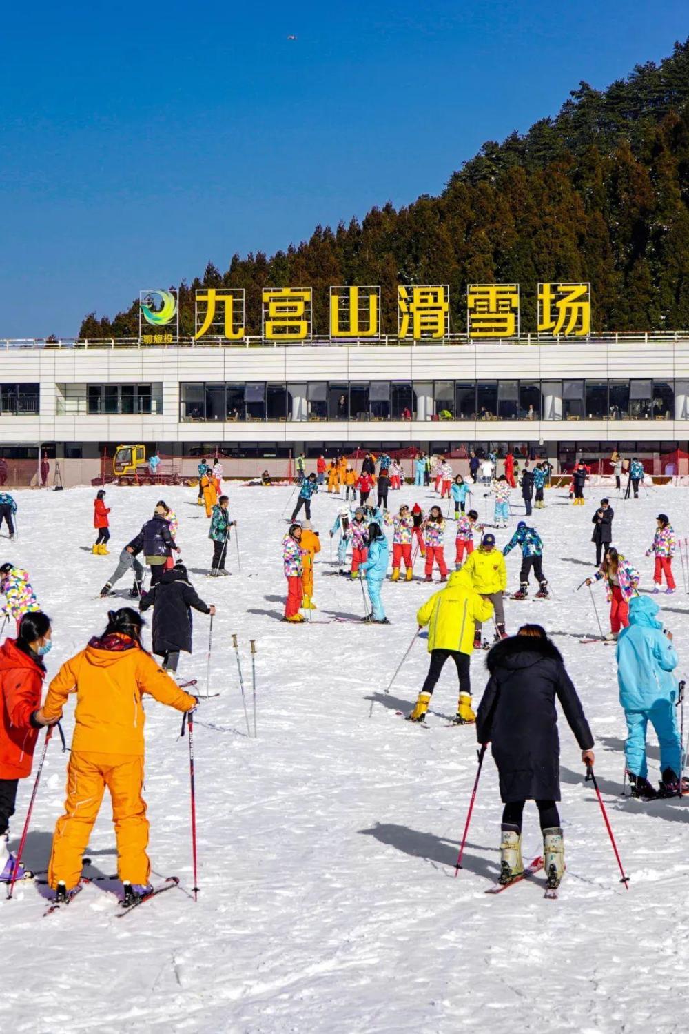 享有"江南第一高山室外滑雪场"的美誉九宫山滑雪场,每至滑雪季,到此地