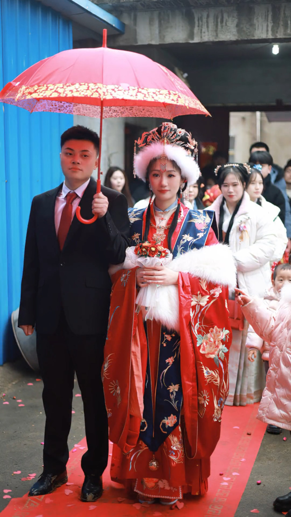 凤冠霞帔十里红妆,女子穿汉服出嫁宛如公主一般高贵!网友:真美插图3