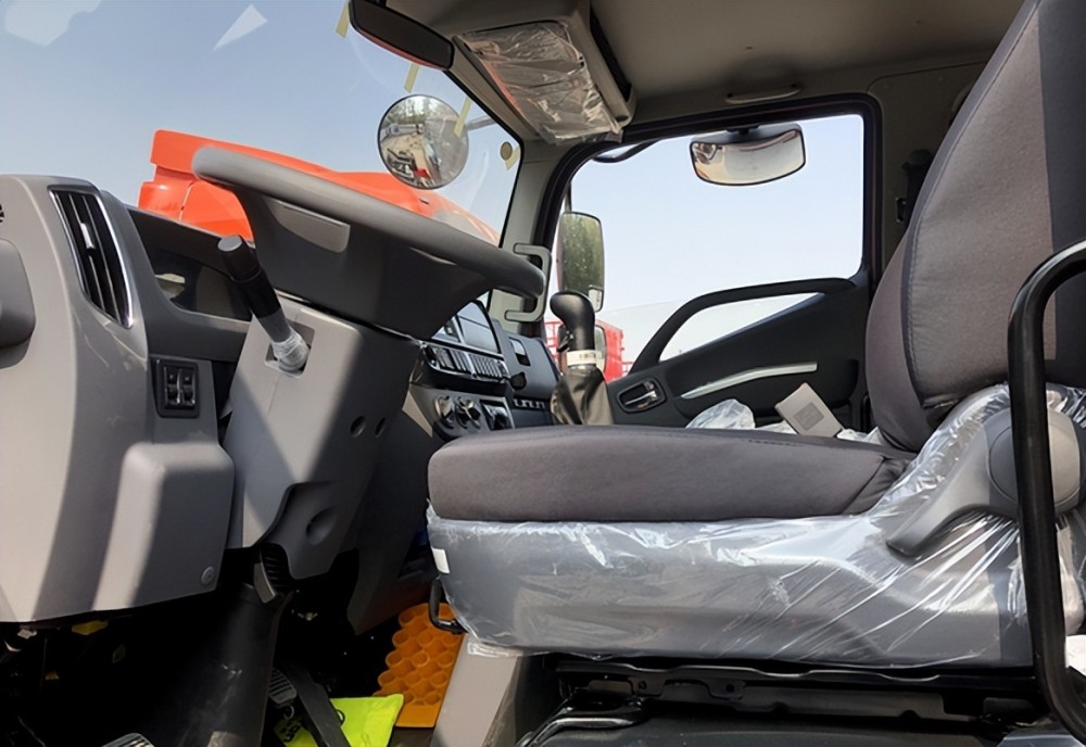 最后我们简单看一下时代领航es5的内饰布局,其实对于这些货车来说