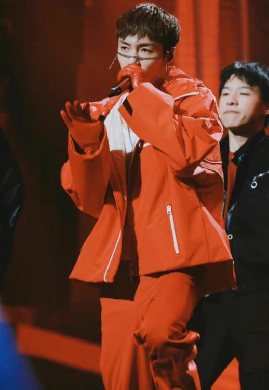 张艺兴轻松,似乎很拘谨,新歌首唱还被质疑是假唱,说他话筒还没到嘴边