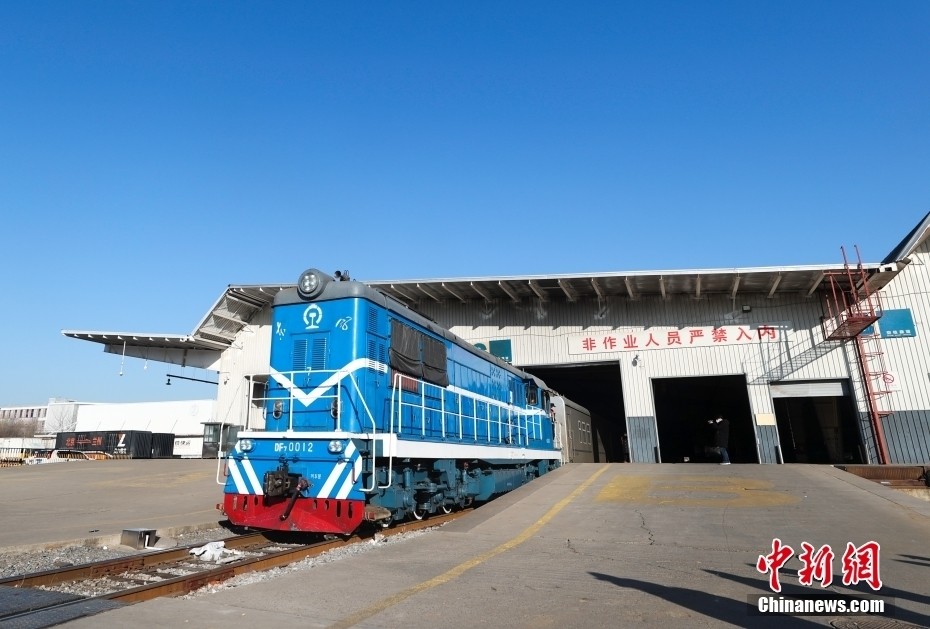 1月16日,从广州开往北京的x104次特快货物班列缓缓驶入铁路北京货运