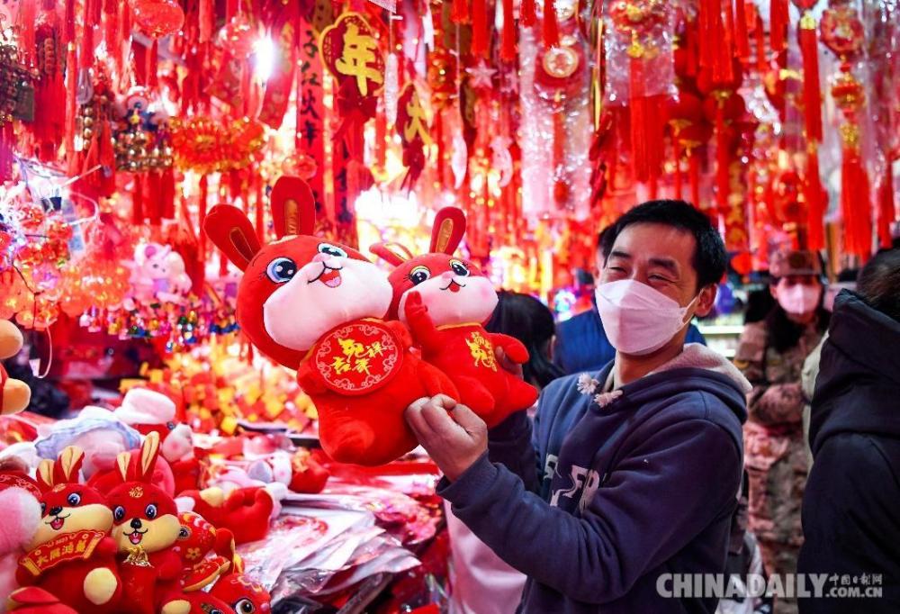 甘肃兰州年货市场人气旺热热闹闹购物忙