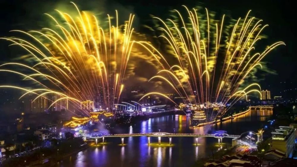 这是独属于醴陵人的惊喜焰火如彩带迎风招展黄永强摄科富烟花给你最