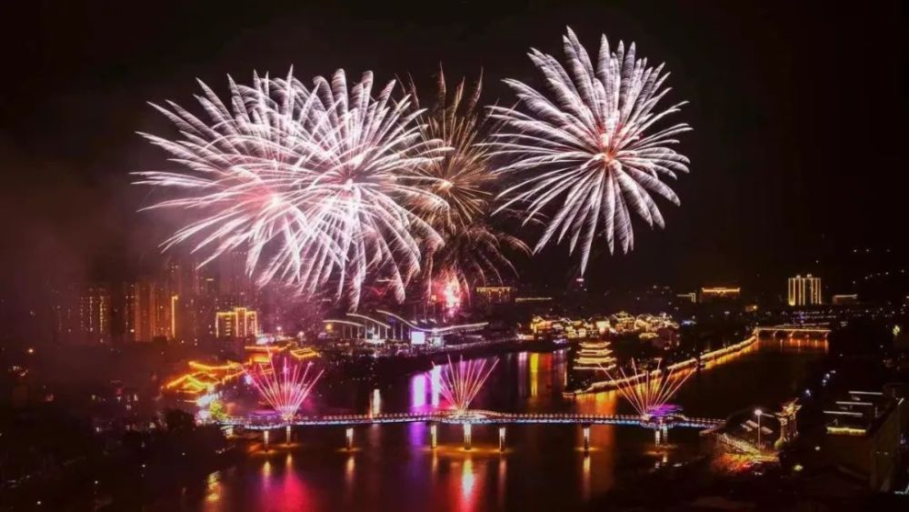 这是独属于醴陵人的惊喜焰火如彩带迎风招展黄永强摄科富烟花给你最