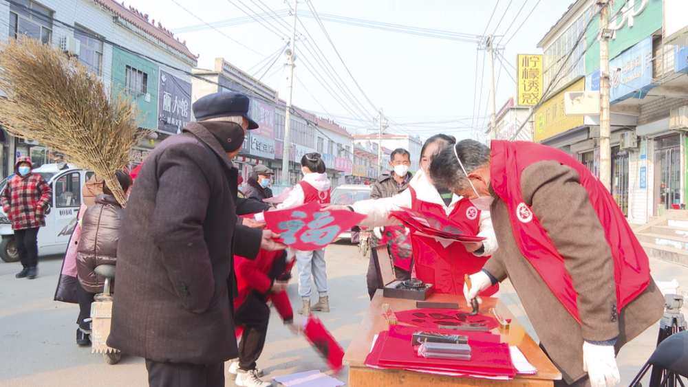 赶黄河大集享嘉祥年味黄垓镇乡村大集好热闹巧写春联送祝福