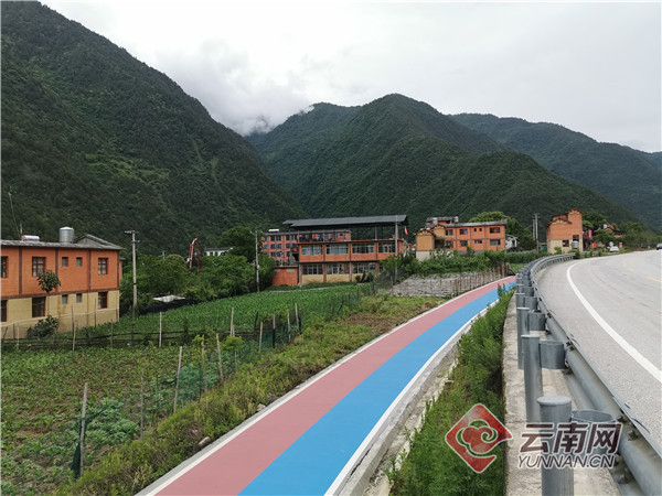时"文化节"迎阔时·健康行"徒步比赛在泸水市鲁掌镇三河村古炭河举行