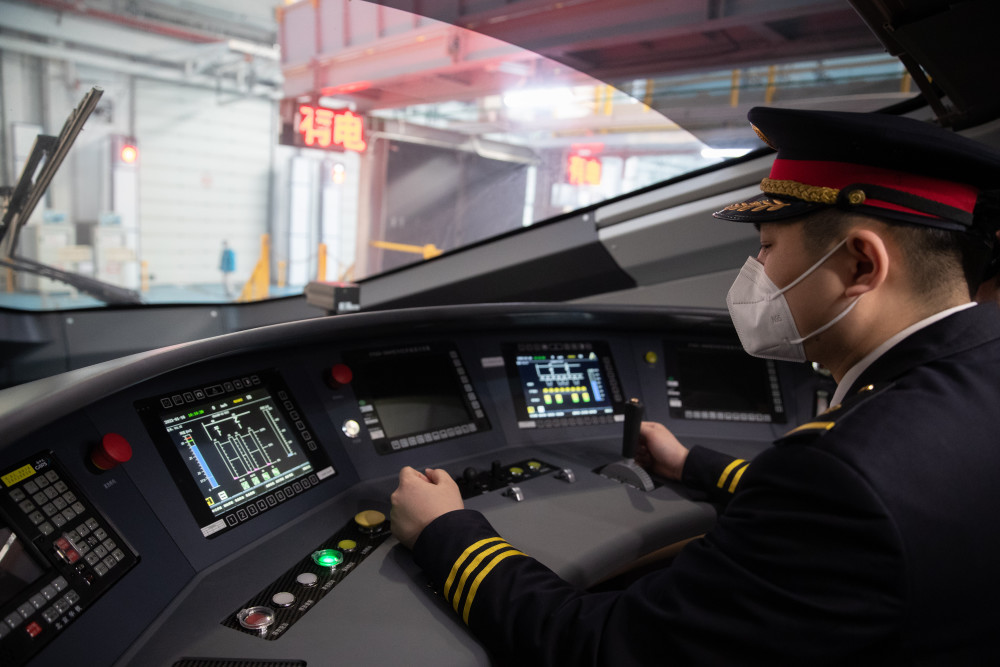 1月16日,工作人员在cr400bf-gz型复兴号高寒智能动车组驾驶室内进行