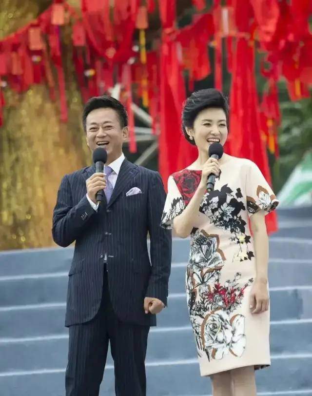 朱军复出首秀主持企业年会,与周涛时隔七年再同框,两人状态迥异_腾讯