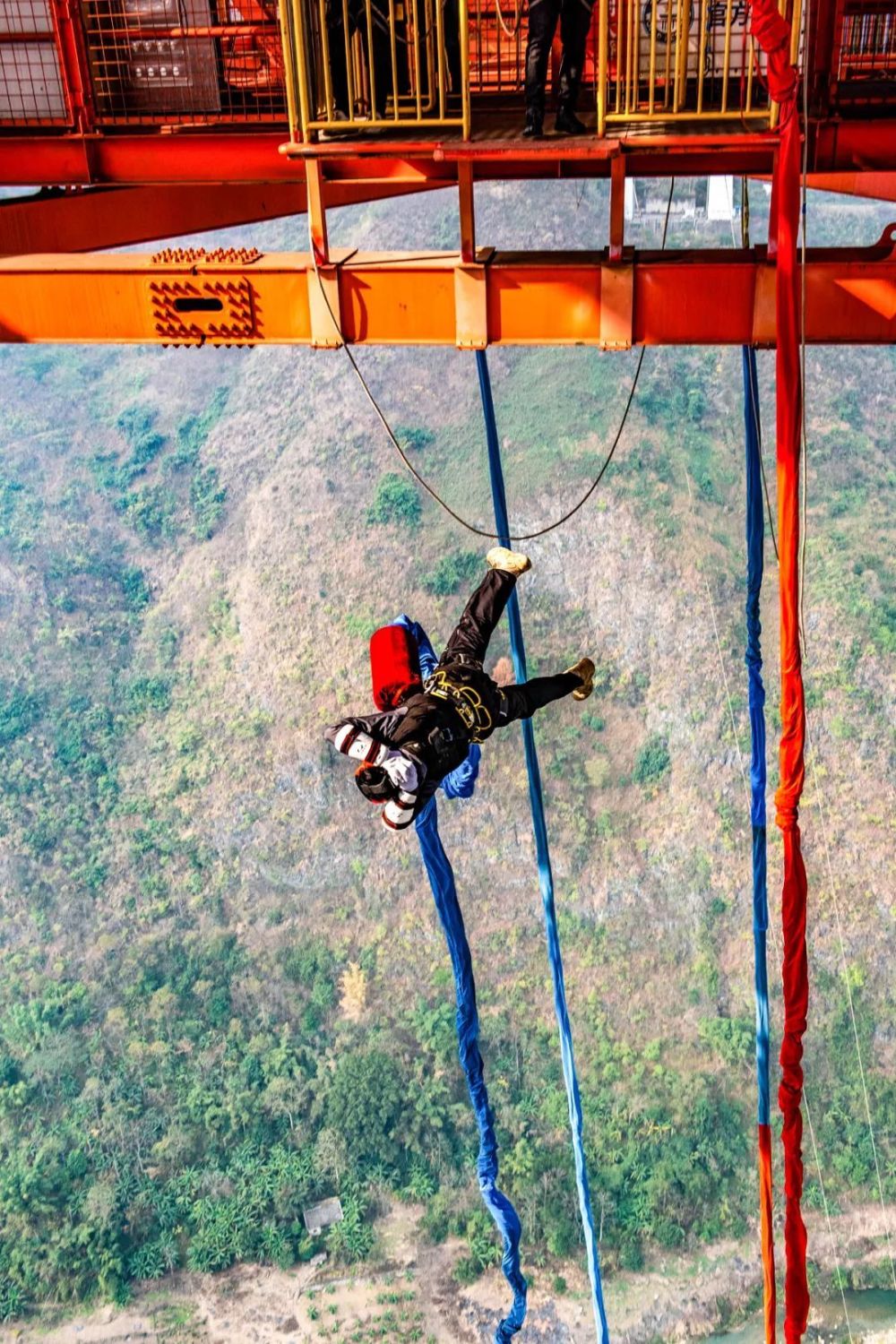 贵州唯一一座可以进入桥体内部参观学习的超级大桥图为坝陵河大桥蹦极