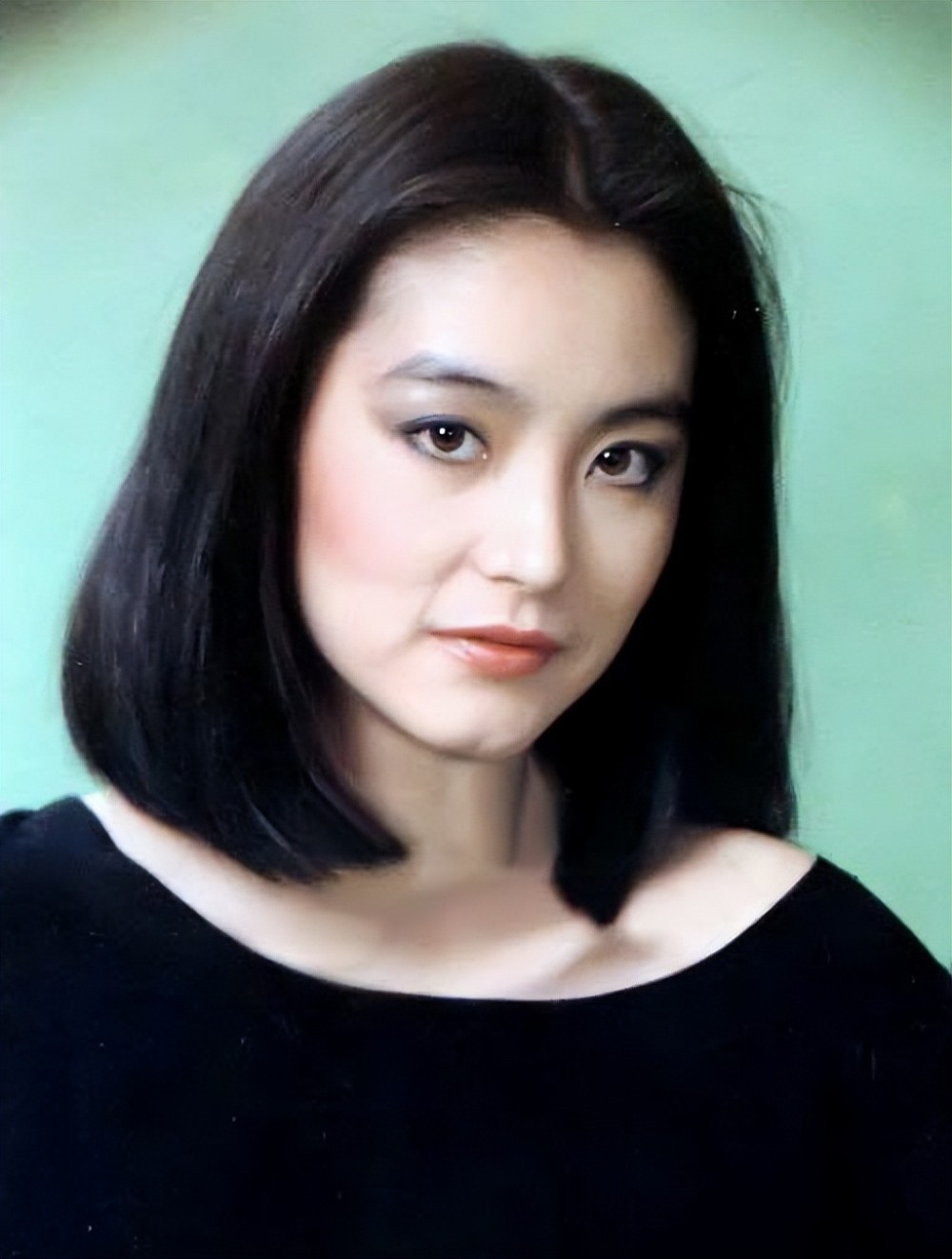 "东方不败"林青霞:隐退20年的她,为什么还是那么美?_腾讯新闻